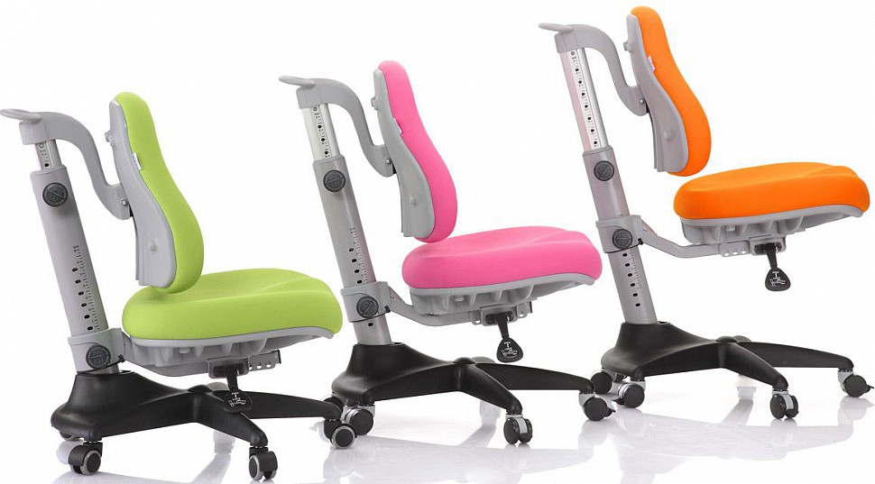 три кресла разных цветов